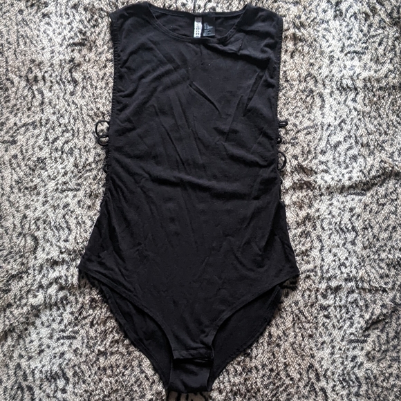 H&M Tops - Side lace up bodysuit